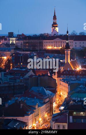 Estonia, Tallinn, Old Town, vista in elevazione su Viru Street, crepuscolo Foto Stock