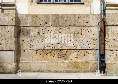 Fori di proiettile della seconda Guerra Mondiale nel muro dell'Università di Wrocław Foto Stock