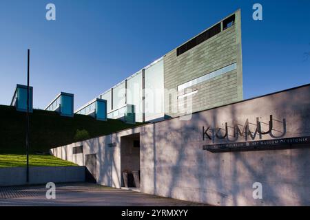 Estonia, Tallinn, area di Kadriorg, KUMU, Museo d'Arte di Estonia, esterna, mattina Foto Stock