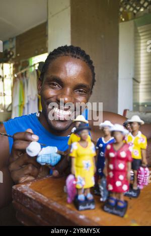 Artista creolo, villaggio di artigianato creolo, Anse aux Pins, isola di Mahe, Seychelles Foto Stock