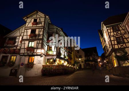 Francia, Haut-Rhin, Alsazia, Alasatian percorso vinicolo, Riquewihr, rue du General de Gaulle, sera Foto Stock