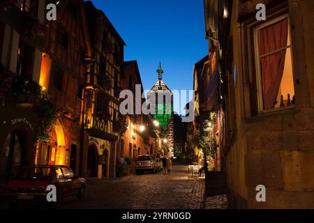 Francia, Haut-Rhin, Alsazia, Alasatian percorso vinicolo, Riquewihr, rue du General de Gaulle, sera Foto Stock