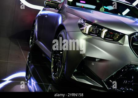 Bangkok Tailandia, dicembre 3,2024: Nuova BMW M5 (G90) M HYBRID V8 da 727 cavalli 1.000 Newton metri lanciata nella Motor Expo IMPACT Challenger Hall Foto Stock