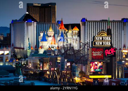 Stati Uniti d'America, Nevada, Las Vegas, alta vantage vista dello Strip di Las Vegas Boulevard, crepuscolo Foto Stock