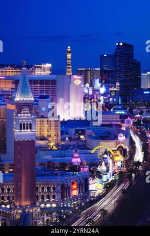 Stati Uniti d'America, Nevada, Las Vegas, la striscia di Las Vegas Boulevard, alta vista panoramico, crepuscolo Foto Stock