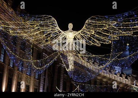 Angels in Christmas Lights lungo Regent Street, Londra, Inghilterra Foto Stock