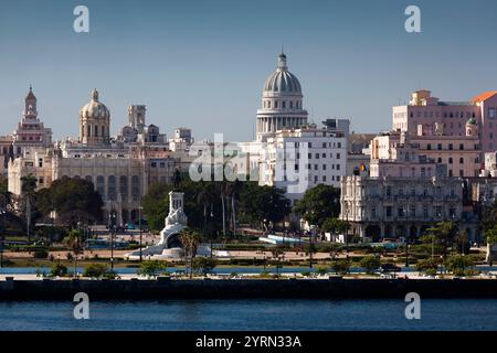 Cuba, La Habana, elevati città vista dal Castillo de los Tres Santos Reys del Morro fortezza Foto Stock