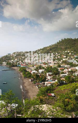 St Vincent e Grenadine, St Vincent, Leeward Coast, Barrouallie, vista sulla città sopraelevata Foto Stock