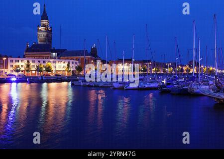 Francia, regione Nord - Pas de Calais, Nord Dipartimento francese, Fiandre, Dunkerque, Bassin du Commerce marina e la torre civica, crepuscolo Foto Stock