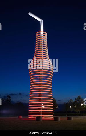 Stati Uniti d'America, Oklahoma, Arcada, pop, itinerario moderno 66 attrazione e negozio vendita oltre 600 varietà di soda pop, pop bottiglia scultura, alba Foto Stock