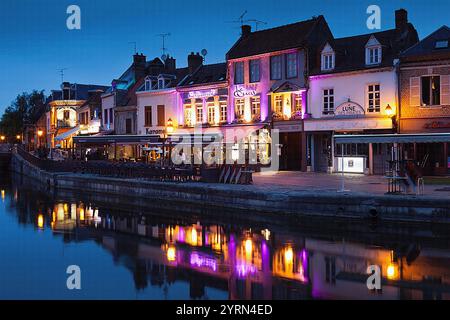 Francia, regione Piccardia, dipartimento della Somme, Amiens, Quartier St-Leu, ristoranti lungo il fiume Somme, crepuscolo Foto Stock