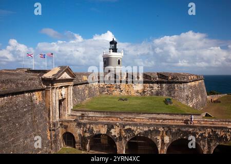 Porto Rico, San Juan, San Juan Vecchia, Fortezza di El Morro, ingresso principale e faro. Foto Stock