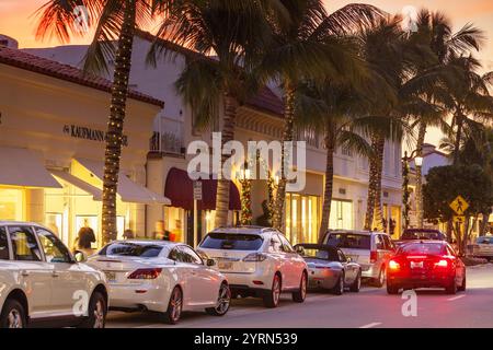 Stati Uniti d'America, Florida, Palm Beach, Worth Avenue, crepuscolo. Foto Stock