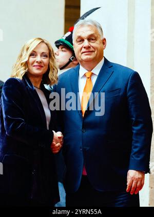 Roma, Italia. 4 dicembre 2024. Il primo ministro italiano Giorgia Meloni incontra il primo ministro ungherese Viktor Orban a Palazzo Chigi a Roma, il 4 dicembre 2024. Foto di (EV)/ ABACAPRESS. COM credito: Abaca Press/Alamy Live News Foto Stock