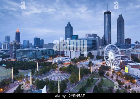 USA, Georgia, Atlanta, Centenial Olympic Park, vista sulla città sopraelevata con ruota panoramica, crepuscolo. Foto Stock