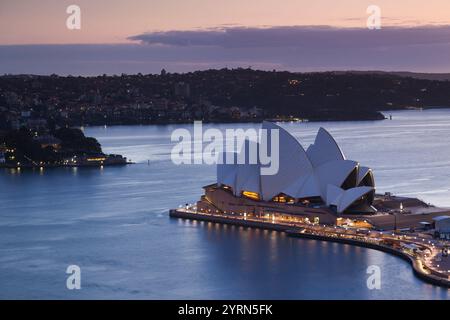 Australia, nuovo Galles del Sud, NSW, Sydney, Sydney Opera House, vista rialzata, crepuscolo. Foto Stock