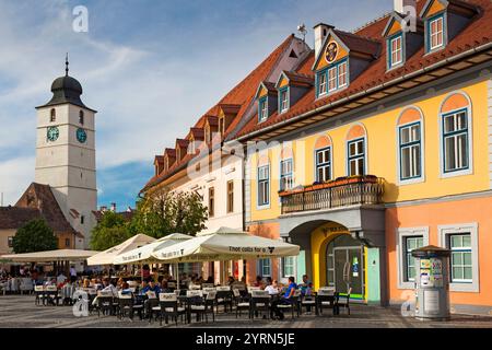 Romania, Transilvania, Sibiu, Piazza Piata Mare, caffetteria all'aperto. Foto Stock