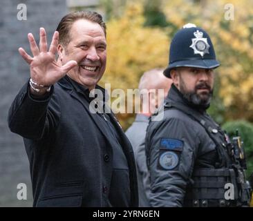 Londra, Regno Unito. 4 dicembre 2024. L'ex portiere inglese David Seaman e sua moglie Frankie Poultney consegnano una petizione alla British Heart Foundation a Downing Street, Londra. David, ambasciatore dell'ente di beneficenza, sostiene una maggiore consapevolezza della salute del cuore credito: Ian Davidson/Alamy Live News Foto Stock