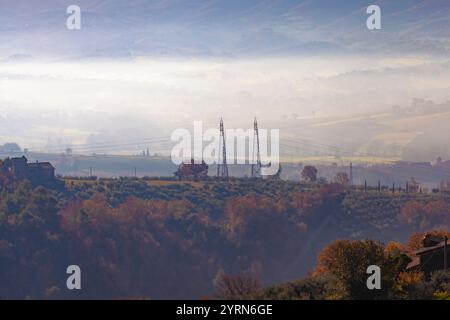 Gualdo Cattaneo - colline ondulate e solitudine pacifica nella campagna nebbiosa all'alba Foto Stock