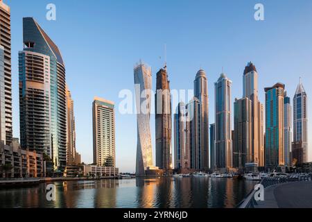 Emirati Arabi Uniti, Dubai, Dubai Marina, alti edifici che includono la tortuosa Torre Cayan, mattina. Foto Stock