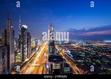 Emirati Arabi Uniti, Dubai, Downtown Dubai, alti edifici lungo Sheikh Zayed Road, vista sopraelevata, crepuscolo. Foto Stock