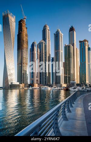 Emirati Arabi Uniti, Dubai, Dubai Marina, alti edifici che includono la tortuosa Torre Cayan, mattina. Foto Stock