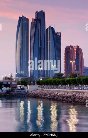 Emirati Arabi Uniti, Abu Dhabi, Etihad Towers, alba. Foto Stock