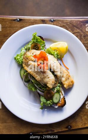 Nuova Zelanda, Isola del Sud, Otago, Moeraki, Fleur's Place, uno dei ristoranti più rinomati della nuova Zelanda, sandwich di pesce. Foto Stock