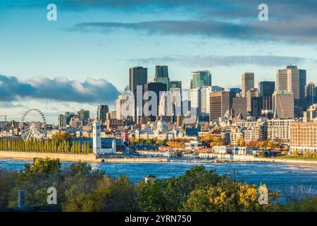 Canada, Quebec, Montreal, skyline sopraelevato della città dal fiume St. Lawrence, alba. Foto Stock