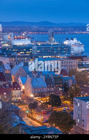 Canada, Quebec, Quebec City, vista sopraelevata della città bassa e nave da crociera, sera. Foto Stock