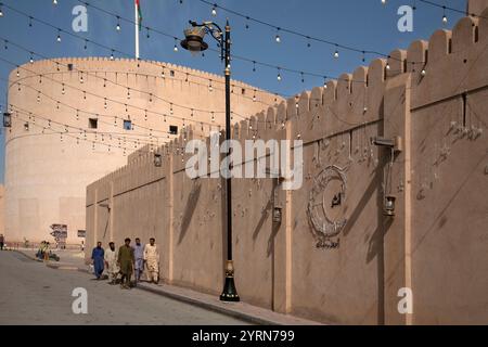 torre del castello di nizwa con mura merlate nizwa oman medio oriente Foto Stock
