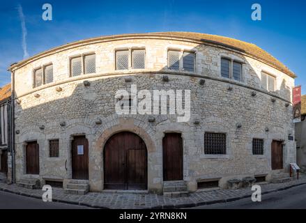 Provins, Francia - 11 30 2024: Vista panoramica sul fienile Tithe della città medievale Foto Stock