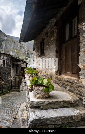 Case in pietra con piante che mostrano l'architettura tradizionale a Peñalba de santiago, spagna Foto Stock