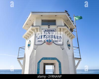 Una torre bagnino di Laguna Beach sulla spiaggia con l'Oceano Pacifico sullo sfondo. Foto Stock