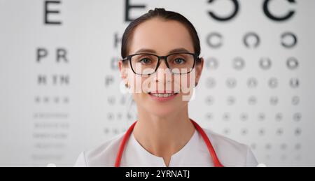 Ritratto di una bella giovane donna oftalmologista Foto Stock