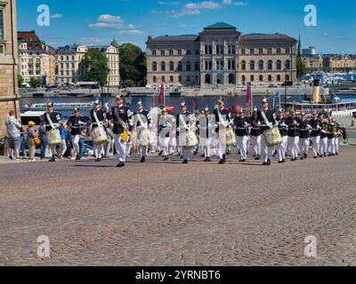 Stoccolma, Svezia - giugno 25 2024: La banda militare alla cerimonia del cambio della guardia al Palazzo di Stoccolma in Svezia. Preso in una giornata di sole d'estate Foto Stock