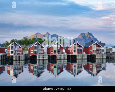 Svolvaer, Norvegia - 19 giugno 2024: Preso alle 00:04 (4 minuti dopo la mezzanotte), case sul mare a Svolvaer nelle Isole Lofoten, Norvegia Foto Stock