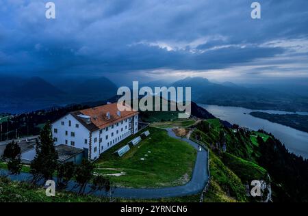 Atmosfera serale sul Rigi con Rigi Kulm Hotel, vista sul Lago di Lucerna e sulle Alpi, Cantone di Lucerna, Svizzera Foto Stock