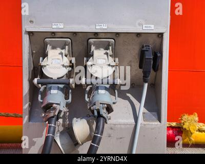 `Bodo, Norvegia - 18 giugno 2024: Due cavi elettrici collegati alle prese di alimentazione a terra Proconnect 350A presso il porto di Bodo in Norvegia. Foto Stock