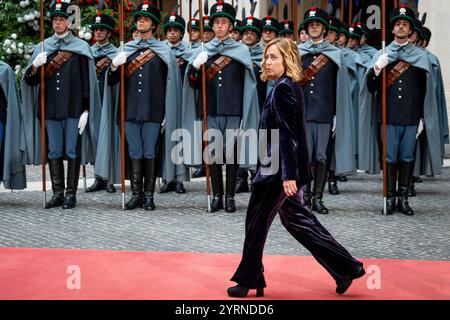 Roma, Italia. 4 dicembre 2024. Il primo ministro italiano Giorgia Meloni arriva a Palazzo Chigi a Roma per un incontro con il primo ministro ungherese Viktor Orbán (non in vista). Credito: SOPA Images Limited/Alamy Live News Foto Stock