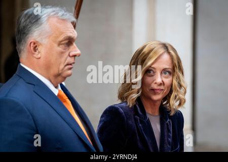 Roma, Italia. 4 dicembre 2024. Il primo ministro italiano Giorgia Meloni riceve il primo ministro ungherese Viktor Orbán a Palazzo Chigi a Roma. Credito: SOPA Images Limited/Alamy Live News Foto Stock