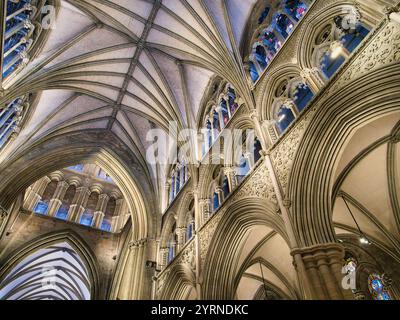 Trondheim, Norvegia - 16 giugno 2024: L'interno della cattedrale di Nidaros a Trondheim, Norvegia. Il suo stile e' prevalentemente gotico, benche' sia anche indecorato Foto Stock