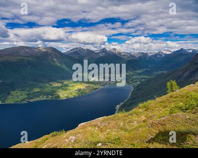 Una vista del fiordo di Romsdal vicino alla città di Andalsnes in Norvegia. Prelevato dalla stazione a monte della funivia Romsdalen in una giornata di sole d'estate con un sk blu Foto Stock