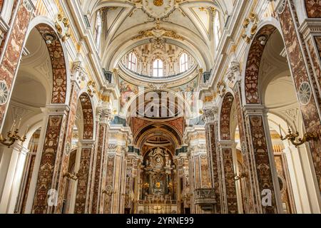 Interno della Cattedrale di Monopoli, altrimenti la Basilica della Madonna della Madia o Santa Maria della Madia (Duomo di Monopoli; Basilica Foto Stock