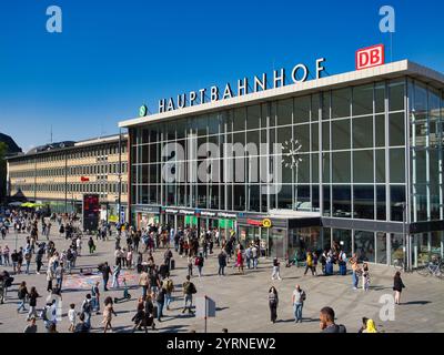 Colonia, Germania - 8 giugno 2024: Folle di pendolari e turisti fuori Colonia - stazione ferroviaria centrale di Colonia - Hauptbahnhof in una giornata di sole in estate Foto Stock