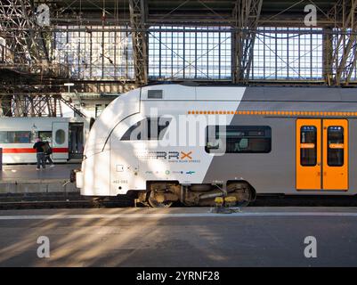 Koln, Germania - 9 giu 24: Un treno Rhine Ruhr Express che si ferma alla stazione di Koln. La linea fornisce una connessione rapida sulla linea principale tra Dor Foto Stock