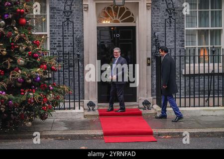 Londra, Regno Unito. 4 dicembre 2024 il primo ministro Keir Starmer saluta l'emiro del Qatar Sheikh Tamim bin Hamad al Thani a Downing Street per colloqui bilaterali mentre l'emiro conclude la sua visita di stato di 2 giorni nel Regno Unito. Lo stato del Golfo ha confermato un programma di investimenti di 1 miliardo di sterline tra Gran Bretagna e Qatar..Credit.Amer Ghazzal/Alamy Live News Foto Stock