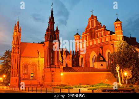 Monumento Adam Mickiewicz vicino alla chiesa di Sant'Anna e alla chiesa di San Francesco e San Bernardo, Vilnius, Lituania, Europa Foto Stock