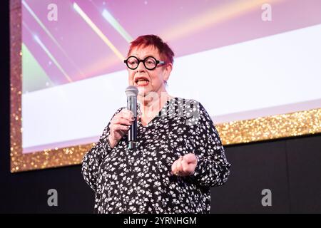 Jo Brand parla con un microfono Foto Stock