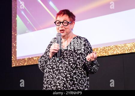 Jo Brand parla con un microfono Foto Stock